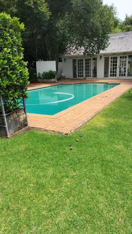 The Hertford Country Hotel Johannesburg Esterno foto